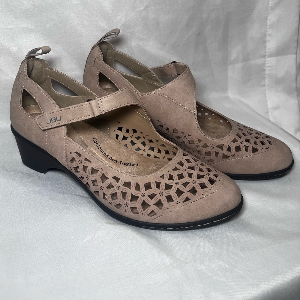 JBU Women's Beige 2 Inch Heels Cushioned  Comfort  Memory Foam size 7.5M